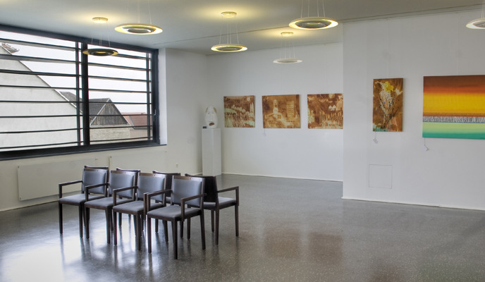 Großer Seminarraum mit 8 Stühlen, Bilder an den Wänden