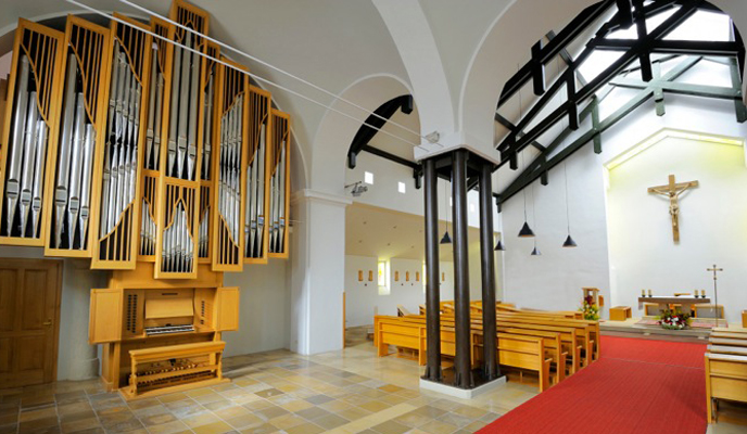 Blick auf die Orgel und das Kirchenschiff