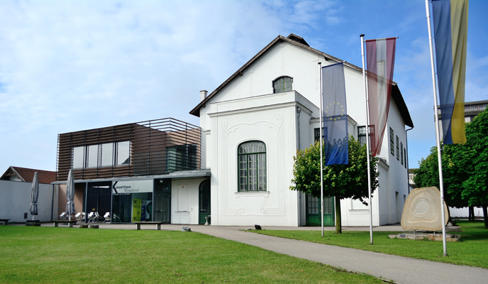 Außenanischt, blauer Himmer, Fahnen