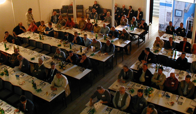 Tischreihen mit SeminarteilnehmerInnen